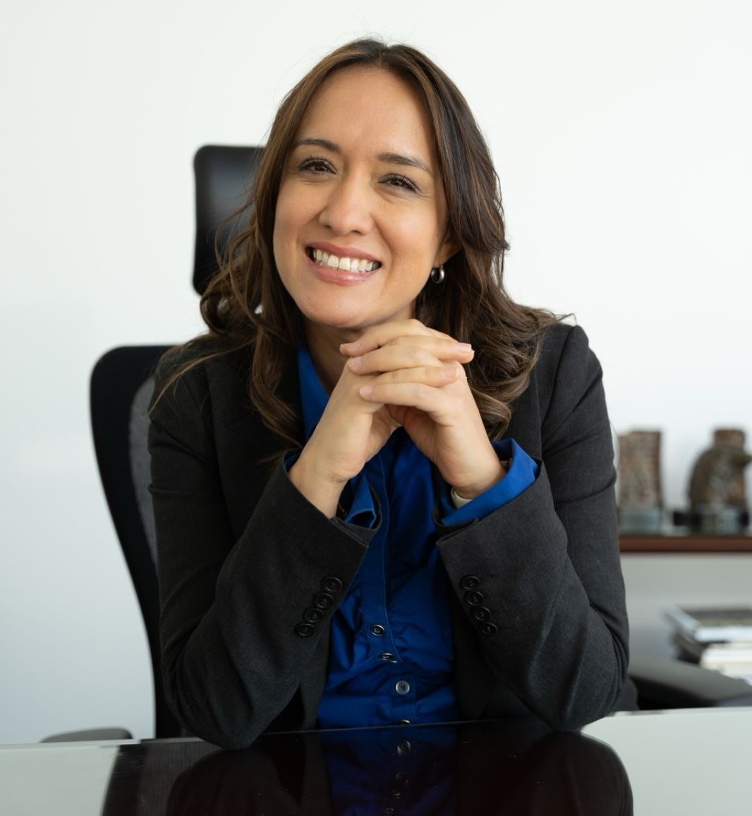 Julieta Martínez Gracidas - Asesora profesional de seguros de ahorro trabajando en su oficina en Ciudad de México